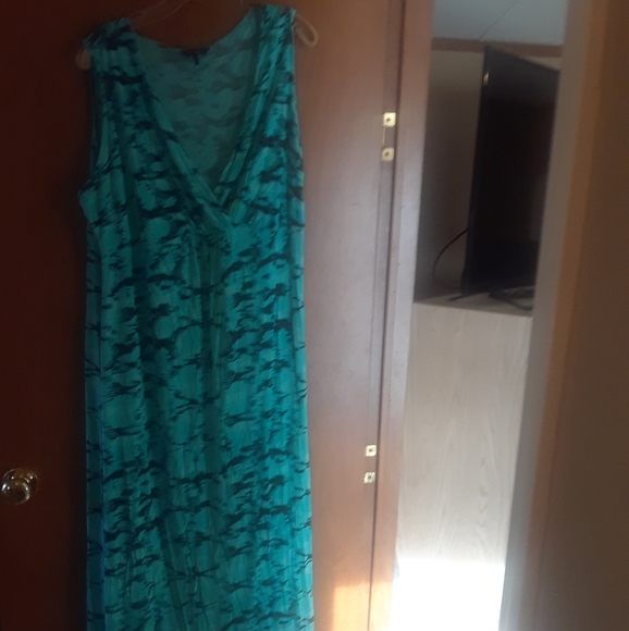 Daisy Fuentes Dresses & Skirts - Gorgeous maxi dress